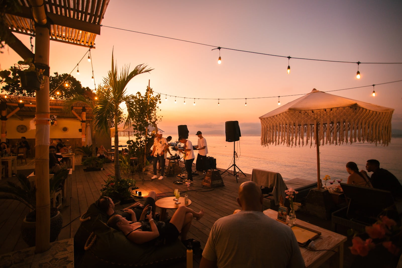 SUNSET HAPPY HOUR 4-6PM